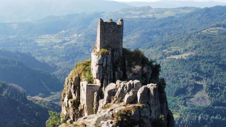 Chateau de Rochebonne à 15 km du gite