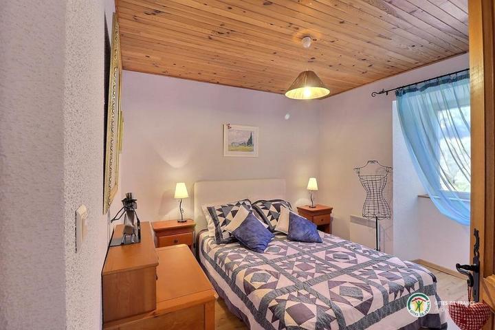 Chambre équipée d'un lit en 140 cm