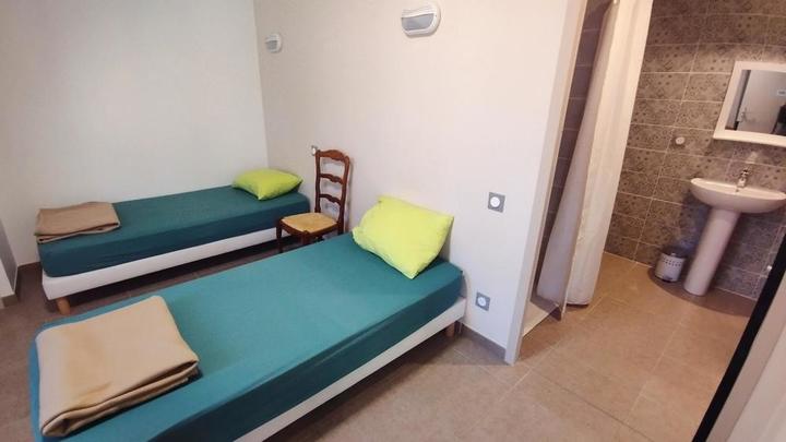 Une chambre double avec SDB/WC privatif